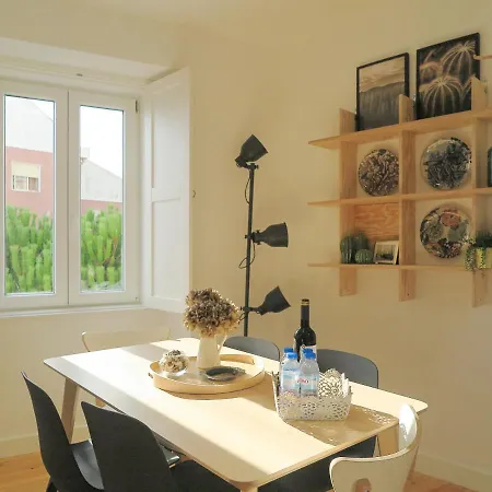 Beato Stylish & Cozy Apt - Riverside Small Balcony Apartment