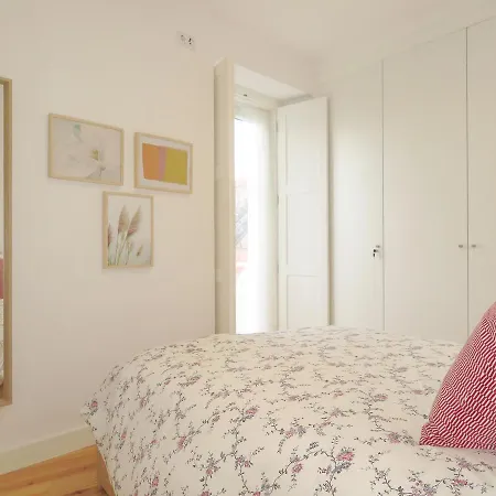 Beato Stylish & Cozy Apt - Riverside Small Balcony Apartment