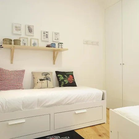 Beato Stylish & Cozy Apt - Riverside Small Balcony Apartment